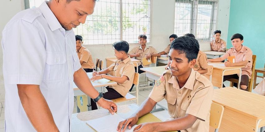 Kisah Junaidi, Sosok yang Mengabdi Menjadi Guru di SMKN 1 Kaway XVI yang Dibangun PT KTS Astra Agro Lestari