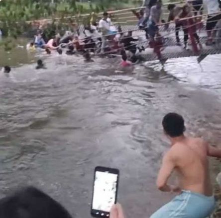 Over Kapasitas Saat Menyeberang, Jembatan Gantung Taman Cadika Medan Johor Ambruk