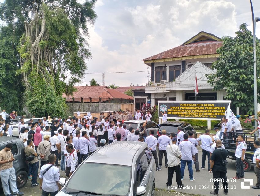 Ratusan Massa LPM Se-Kota Medan Geruduk Kantor Wali Kota