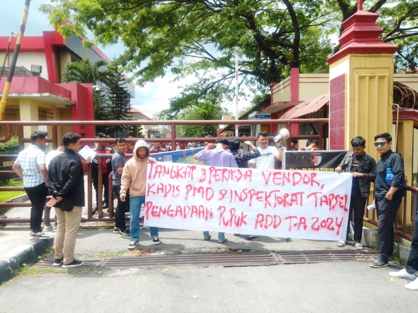 Berapi-Api!! GMPET-SU Unjuk Rasa dI POLDA SUMUT Mendesak Segera Periksa Dugaan Mark Up Pengadaan Pupuk di Wilayah Hukum POLRES TAPSEL