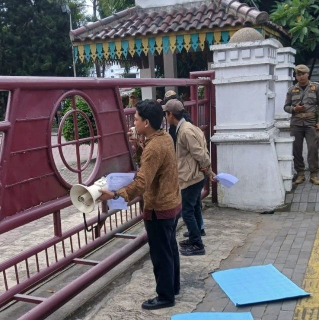 Aliansi Mahasiswa Peduli Masyarakat Sumatera Utara Lakukan Aksi di Depan Kantor Walikota Kota Medan