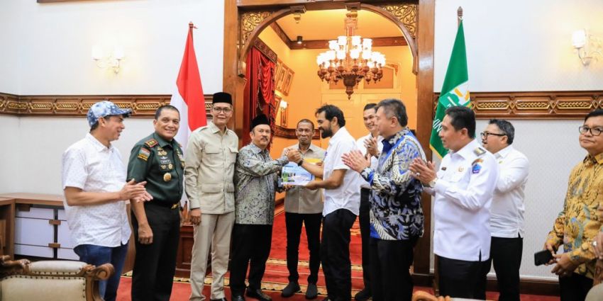 Mualem Serahkan Usulan Pembangunan Terowongan Geurutee ke Menteri PPN/Bappenas