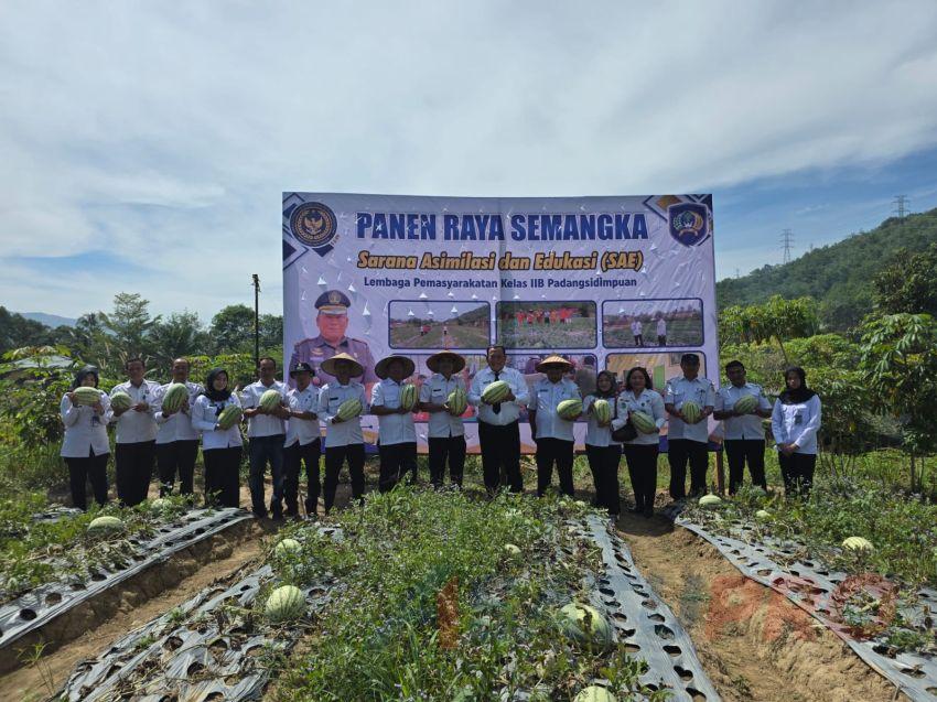 Lapas Kelas IIB Padangsidimpuan Gelar Panen Raya Perdana Buah Semangka