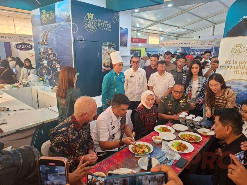 Di Acara PIISU 2025, Gubsu Bobby Alif Nasution Nikmati Sajian Arsik Tilapia dari Regal Springs Indonesia