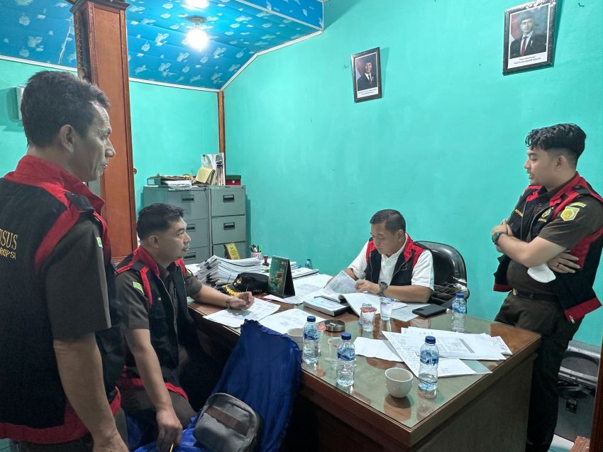 Tim Penyidik Kejari, Geledah Kantor Keuchik Cot Ba'u Kecamatan Suka Jaya Sabang