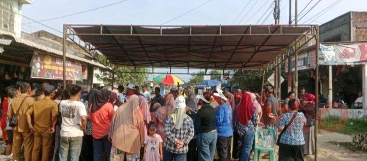 Arus Lalulintas di Galang Lumpuh, Warga Tutup Badan Jalan dengan Pasang Tenda dan Kursi
