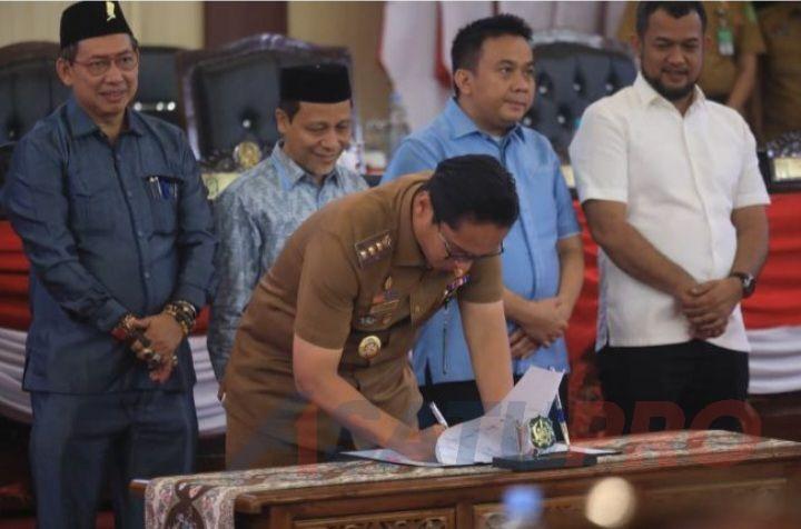 P-APBD Medan 2025 Disahkan dengan Pendapatan Daerah Rp 6,96T, Walikota dan DPRD Tandatangani Kesepakatan Bersama