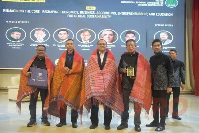 Pendidikan Kunci Ekonomi Berkelanjutan, Prof. Dr. Syawal Gultom Paparkan di IECES FE Unimed 2025