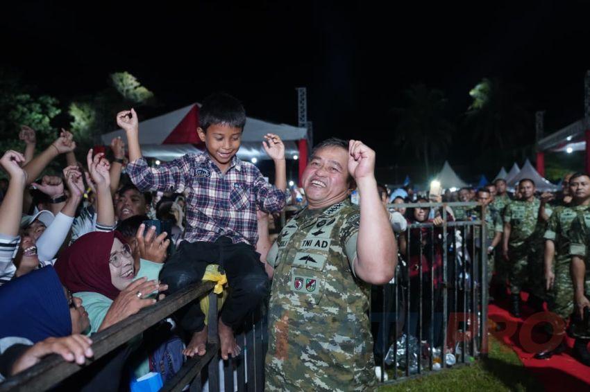 Di Rawalo, KASAD Maruli Simanjuntak dan Warga Menikmati Pesta Rakyat