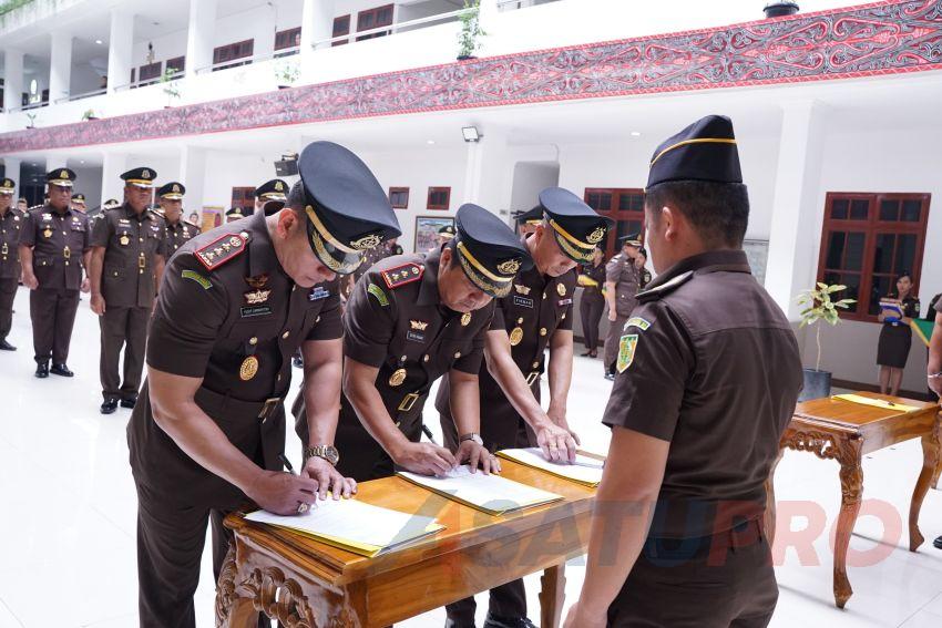Kajati Sumut Harli Siregar Lantik Wakajati Baru dan Belasan Kajari