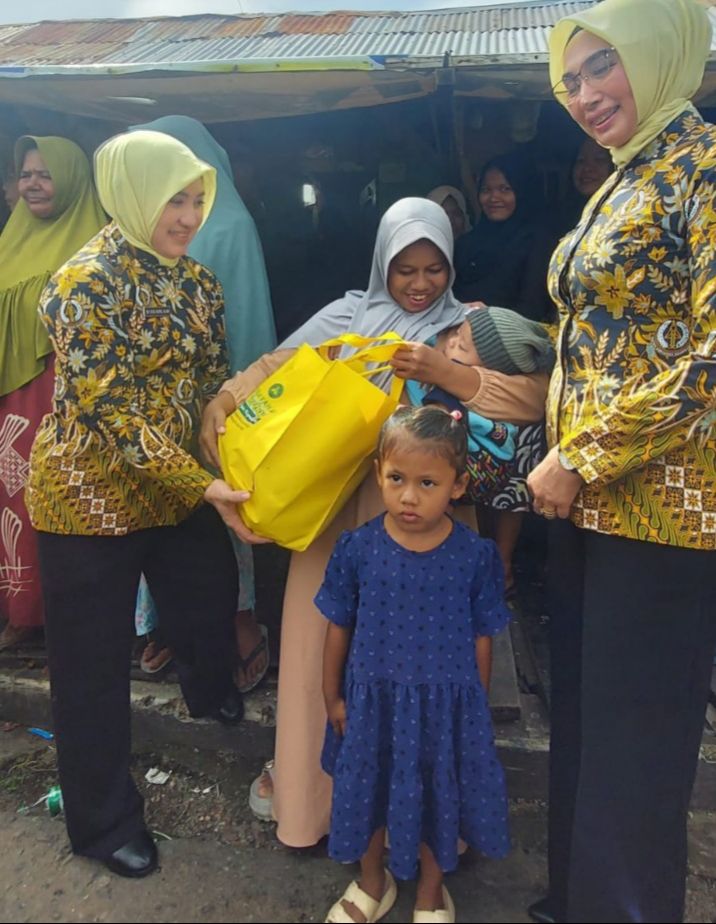 IAD Kejati Aceh Salurkan Puluhan Paket Sembako untuk Warga Kurang Mampu di Gampong Jawa