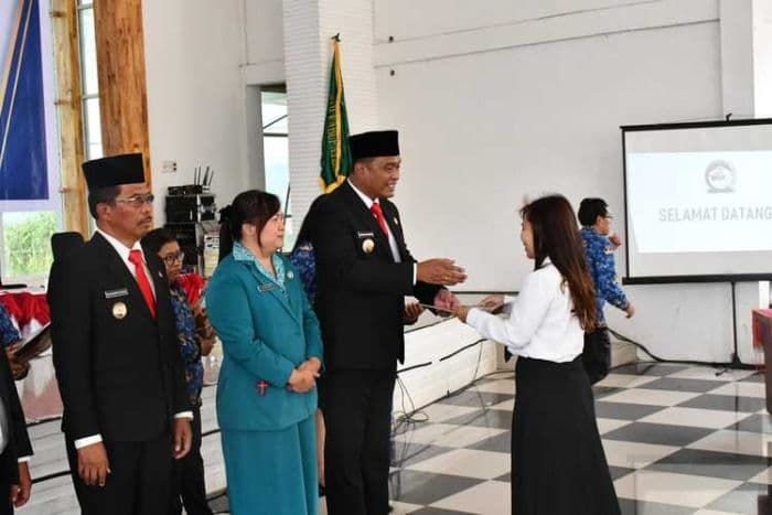 Bupati Toba Sampaikan Tiga Pesan Usai Menyerahkan SK PPPK Tahap II
