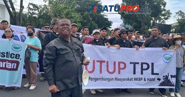 Massa Tuntut Tutup TPL Saat Demo di Kantor Gubsu, Jalan Pangeran Diponegoro Ditutup