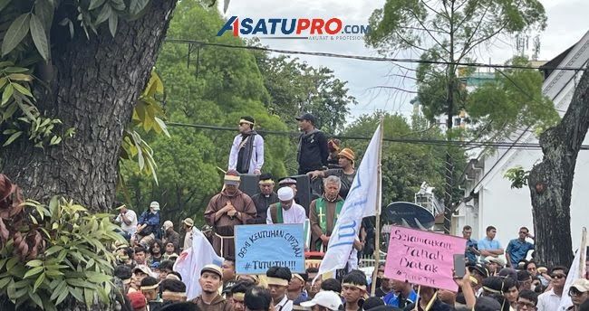 Pemuka Agama Bersatu Ikut Demo Tuntut Tutup TPL di Kantor Gubernur Sumut