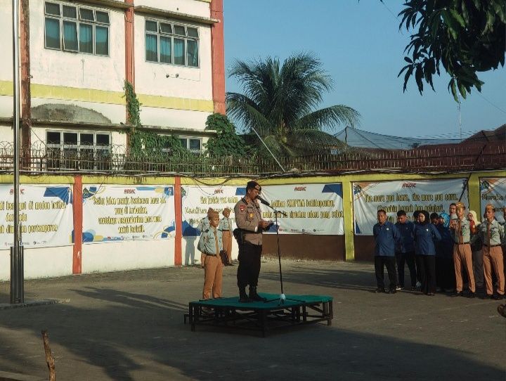 Wadanden Gegana Satbrimob Poldasu Inspektur Upacara di SMA Plus Taruna Akterlis Medan