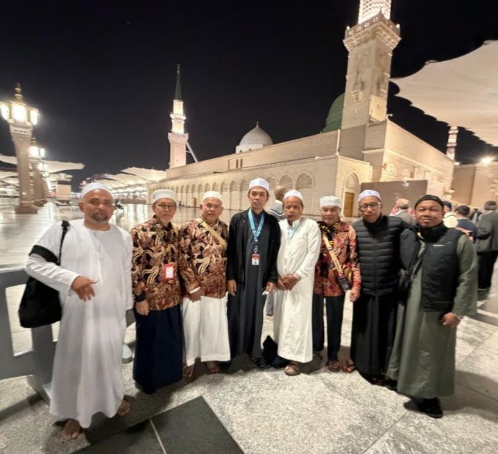 Jamaah Umroh Mawaddah Travel dan Travel Lain Tabligh  Akbar Bersama UAS di Madina