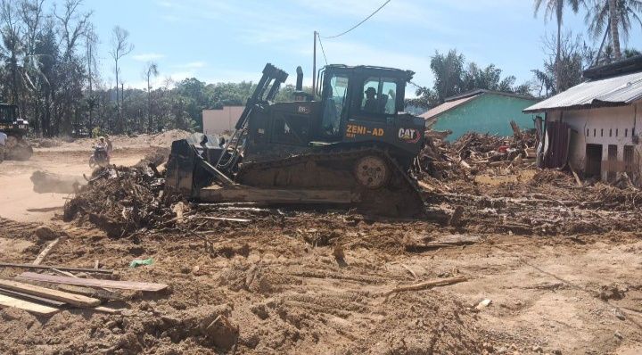 Alat Berat TNI AD Pulihkan Infrastruktur Pascabencana Banjir dan Tanah Longsor di Tapanuli Tengah