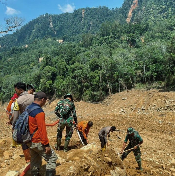 Tim SAR Gabungan Brimob,TNI dan BPBD Cari Korban Bencana di Tapanuli Tengah