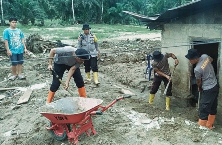Brimob Sumut Diterjunkan di Lima Desa Batang Toru, Guna Pemulihan Korban Banjir dan Longsor