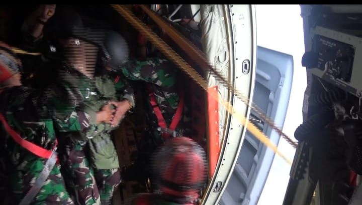 Aksi Prajurit Korp Baret Jingga Jungar Menarhanud 1 Terjun Payung Memukau Pelajar dan Warga Medan