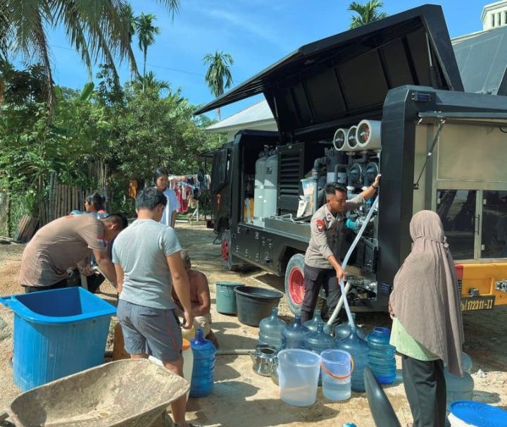 Brimob Poldasu Terus Dampingi Warga Pascabencana di Tapanuli Tengah Bersihkan Lumpur Dan Berikan Air Bersih