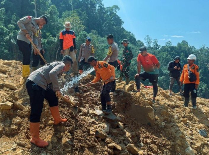 Brimob Sumut Diterjunkan di Dua Lokasi Evakuasi Korban dan Pembuatan Sumur Bor