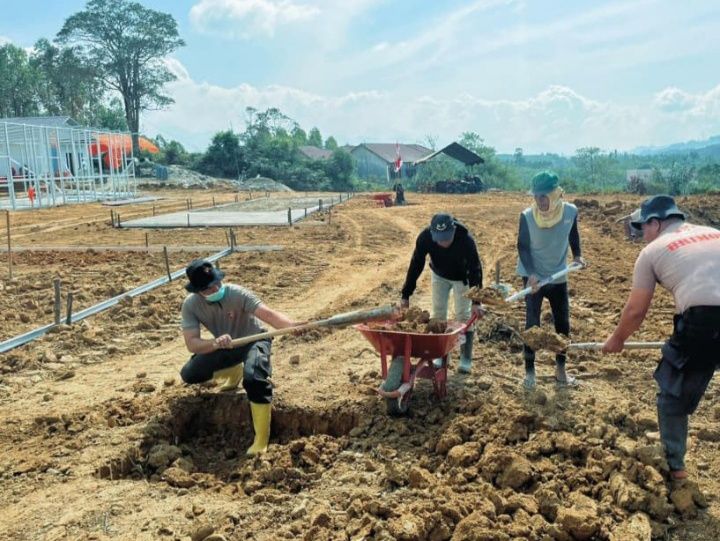 Brimob Poldasu Dirikan Hunian Sementara Untuk Warga Sipirok