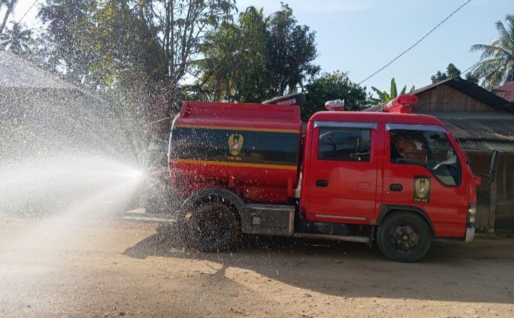 Satgas Gulbencal Kodam I/BB Kerahkan Mobil Damkar Bersihkan Debu dan Sisa Meterial Pasca Banjir di Tapteng