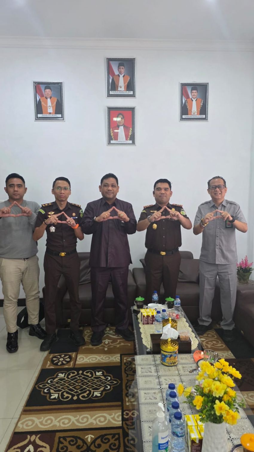 Sinergi Penegak Hukum di Poso: Kajari Yos A Tarigan Sambangi PN Poso, Bahas Implementasi KUHP Baru.