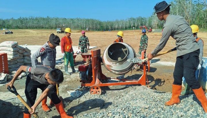 Ditengah Luka Bencana, Brimob Sumut Hadir Membantu Warga Batang Toru