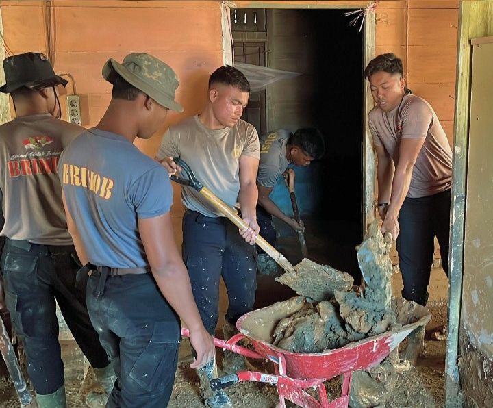 Tergenang Lumpur Banjir, Dua Rumah Warga Dibersihkan Personil Brimob Poldasu