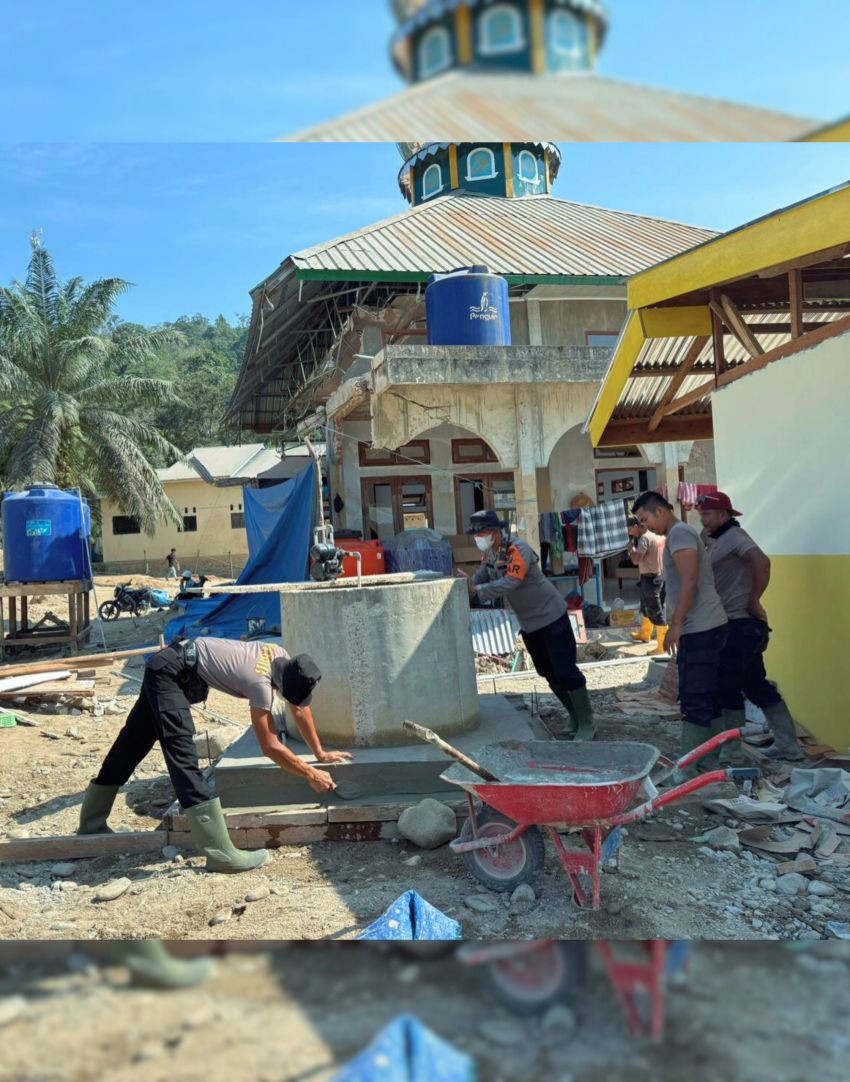 Brimob Poldasu Bergotong Royong Membersihkan Rumah Warga Korban Banjir dan Bersihkan Mesjid di Garoga Tapsel