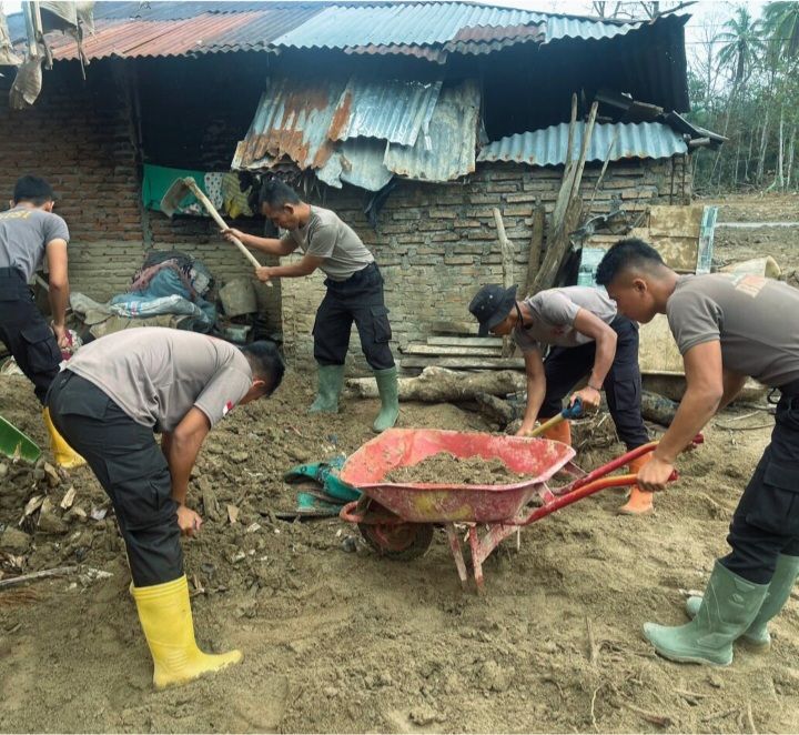 Pulihkan Kondisi Korban Banjir Bandang "Puluhan Personil Brimob Poldasu Bantu Warga"
