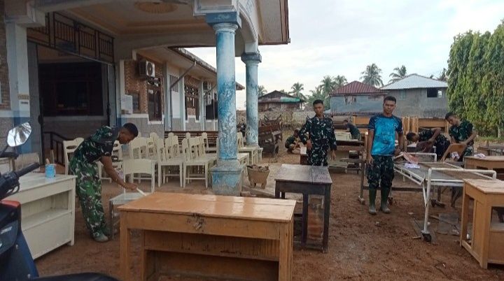 Satgas Gulbencal Kodam I/BB Bersihkan Lokasi SMP dan SMA Fransiskus Pandan Dari Lumpur Tebal