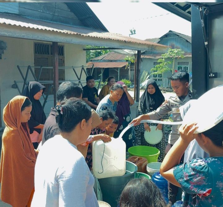 Dukung Pemulihan Pascabencana Banjir di Tapteng. Brimob Poldasu Bangun Sumur Bor dan Distribusikan Air Bersih