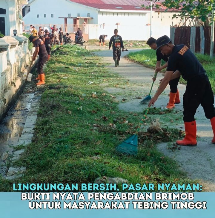 Brimob Tebing Tinggii Bergotong Royong Bersihkan Lingkungan Pasar Sakti