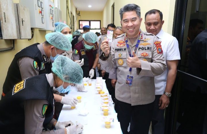 Kapoldasu Beserta Jajaran Lakukan Tes Urine