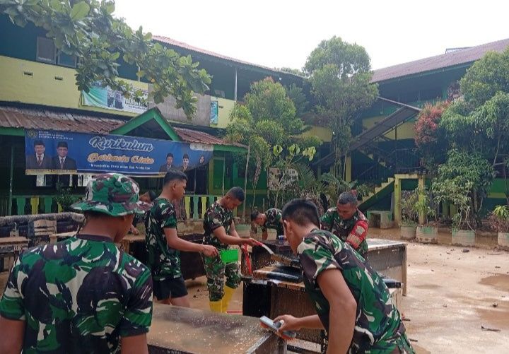 MIN 7 Sibuluan Nalambok Dibersihkan Satgas Gulbencal Kodam I/BB Dari Lumpur Pasca Banjir dan Tanah Longsor