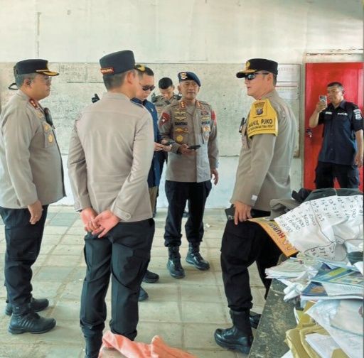 Wakapolda dan Dansat Brimob Sumut Pastikan Pemulihan Warga Tapteng Berjalan Baik