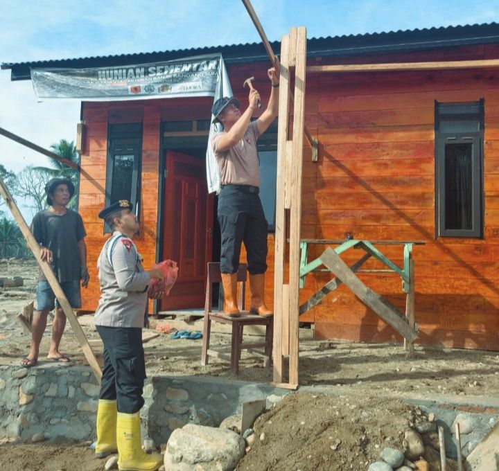 Personil Brimob Bangun Huntara di Beberapa Desa Pasca Banjir dan Longsor