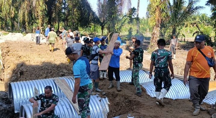 Satgas Gulbencal Kodam I/BB Perbaiki Jembatan di Desa Bandar Tarutung