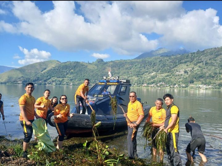 Kapolres Samosir Ganti Olahraga dengan Aksi Bersih-bersih di Water Front Pangururan dan Tepi Danau Toba