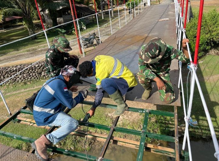 Satgas Gulbencal Kodam I/BB Perbaiki Jembatan Gantung Penghubung Desa Ladang Tengah, Kecamatan Andam Dewi
