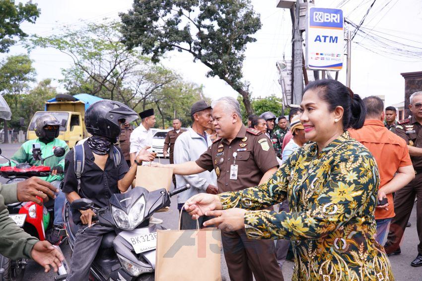 Kajati Sumut Bagikan Takjil Ramadhan ke Masyarakat