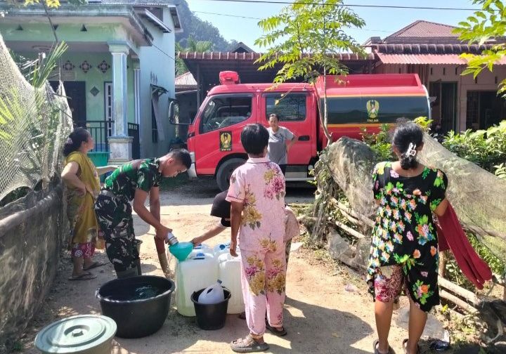 Satgas Gulbencal Kodam I/BB Salurkan Air Bersih Untuk Warga Terdampak Bencana di Tapanuli Tengah