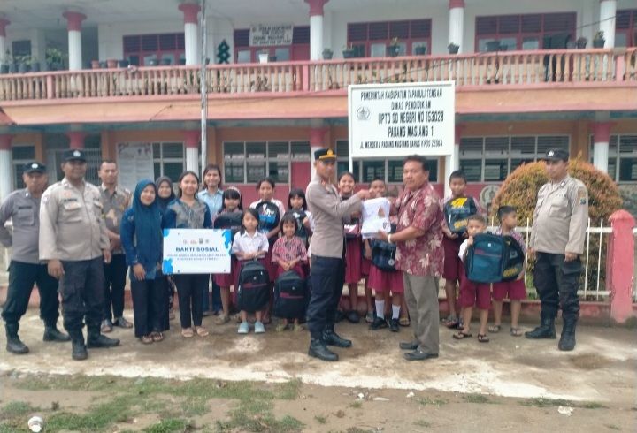 Kapolri Salurkan Ratusan Paket Perlengkapan Sekolah di Pandan Dan Barus Terdampak Bencana di Tapanuli Tengah