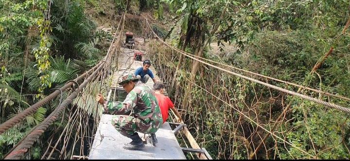 Kodim 0209/LB Rampungkan Rehabilitasi Jembatan Gantung di Desa Halimbe Labura