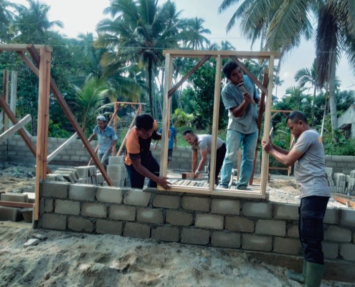 Brimob dan Warga Gotong Royong Dirikan Huntap di Tolang Julu