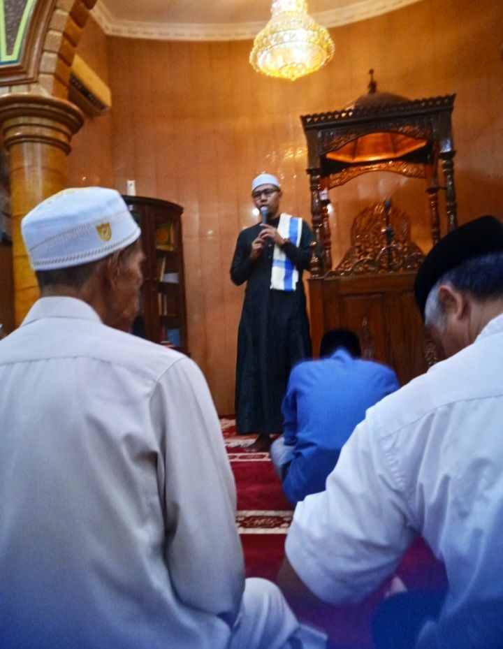 Kaum Muslimin Medan Johor Melaksanakan Sholat Tarawih di Mesjid Nurul Ikhwan Jalan Karya Kasih Medan