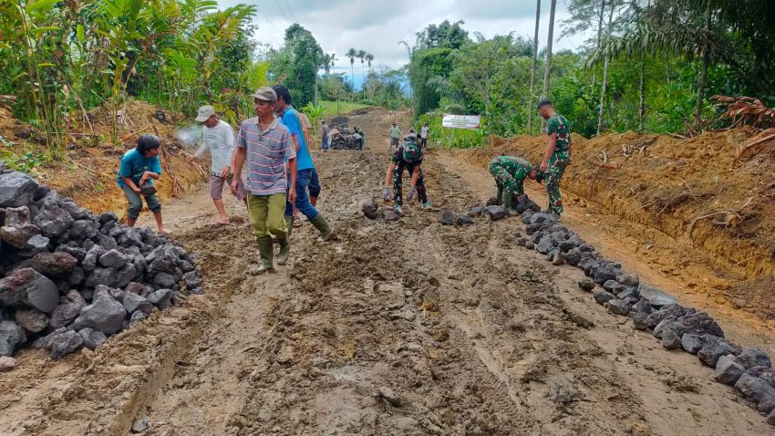 Satgas TMMD ke-127 Kodim 0207/Simalungun Kebutan Pekerjaan Telford dan Perataan Jalan di Nagori Limag